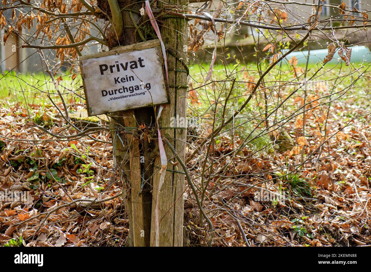 Un panneau d'avertissement ou d'information en allemand 'Privat Kein Durchgang Videoüberwachung' ('Private No passage Video surveillance'). Banque D'Images