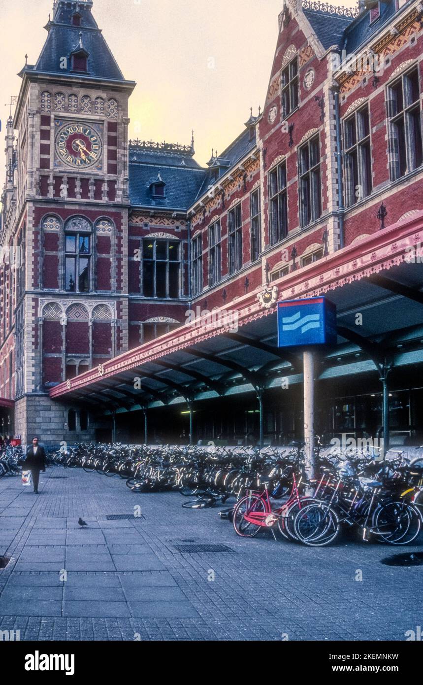 1990s photo d'archive de la gare centrale d'Amsterdam. Banque D'Images