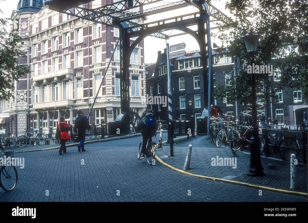 1990s photo d'archive de l'Aluminiumbrug, pont 222, traversant Kloveniersburgwal à Amsterdam. Banque D'Images