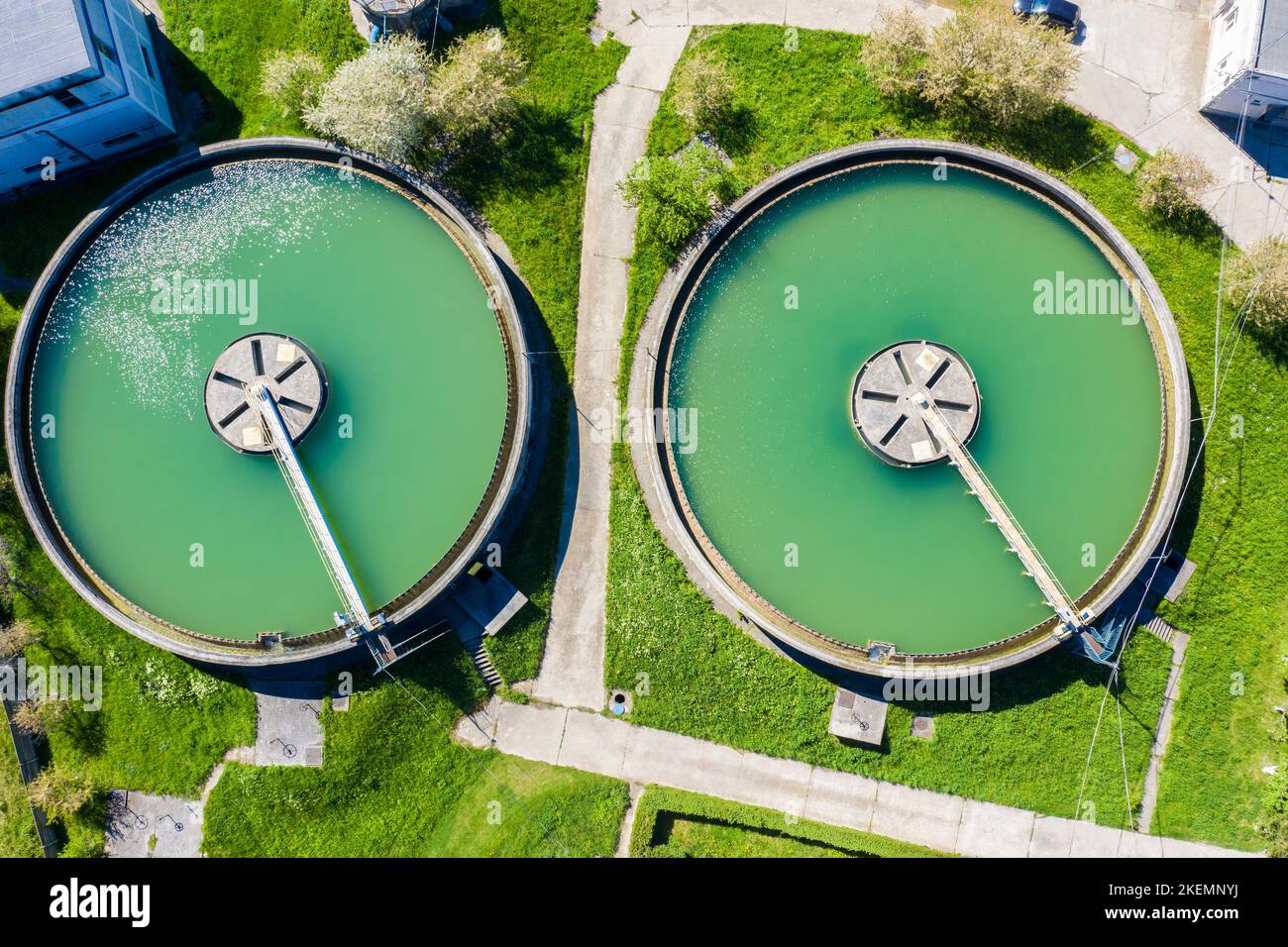 Traitement de l'eau, réservoirs de sédimentation vus de dessus Banque D'Images