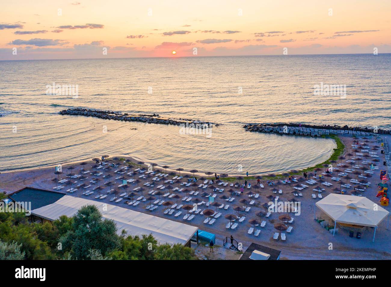 Lever de soleil en été : vue aérienne sur la plage dans un complexe de la mer Noire Banque D'Images