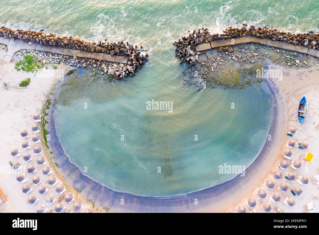 Vue aérienne sur la plage de sable et de golf, station balnéaire d'été à la mer Noire Banque D'Images