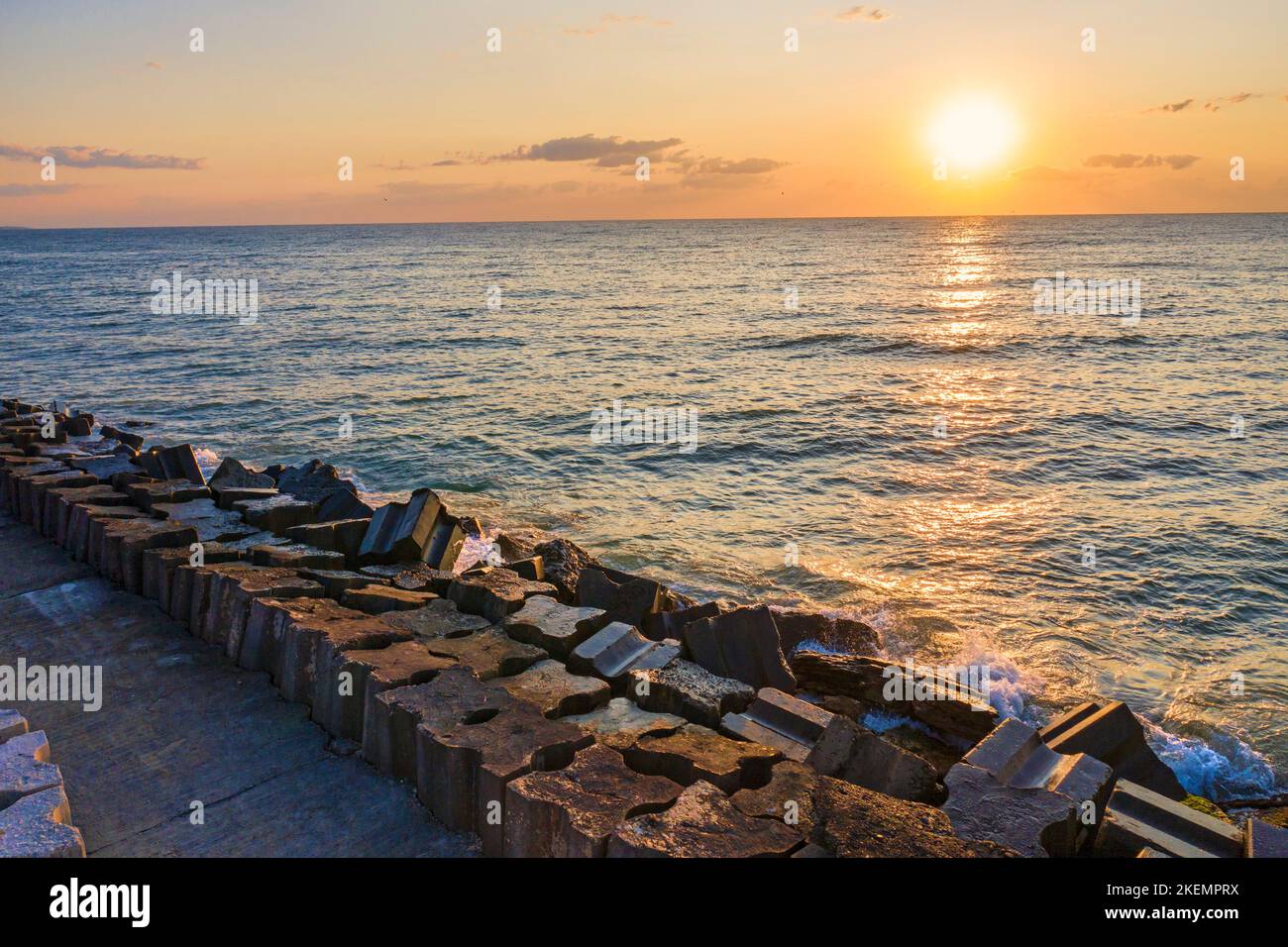 Vagues de mer éclaboussant au lever du soleil, panorama le matin à la mer Noire Banque D'Images