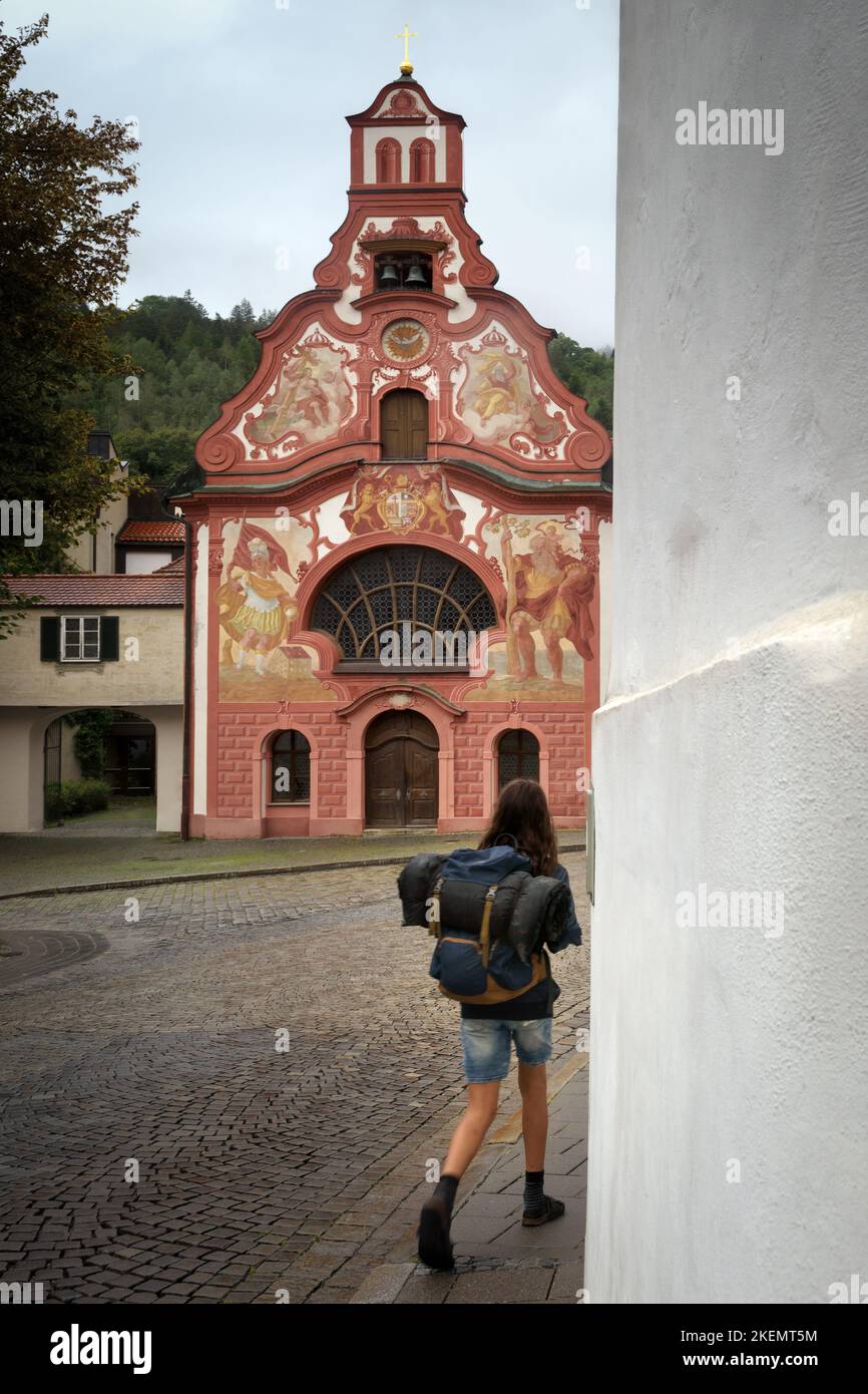 Vue sur l'église bavaroise traditionnelle peinte de l'esprit Saint dans le village de Fussen, destination de voyage célèbre sur la route romane de Bavière, Banque D'Images