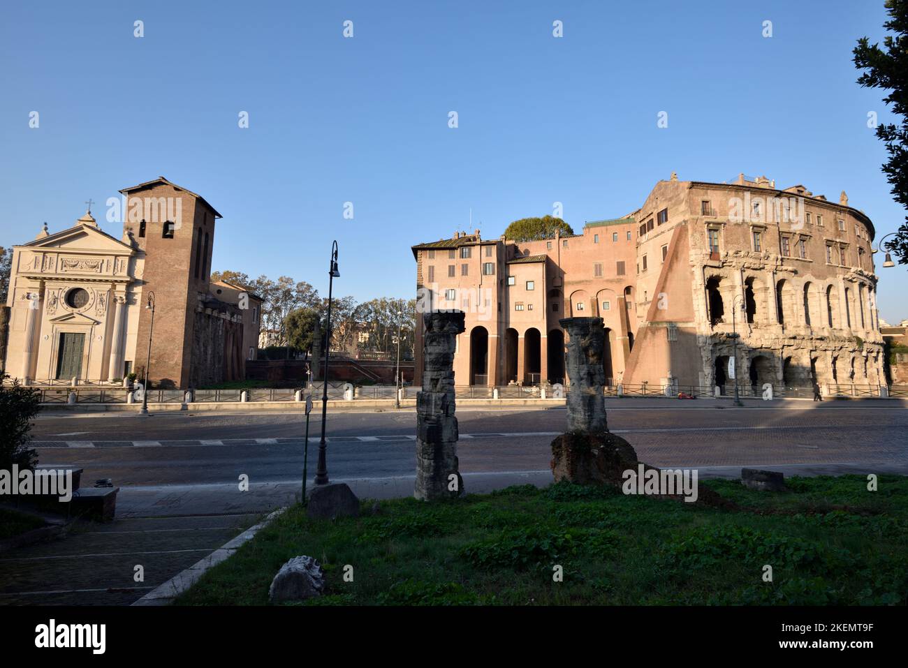 italie, rome, via del teatro di marcello, église de san nicola à carcere et palais orsini (teatro di marcello) Banque D'Images