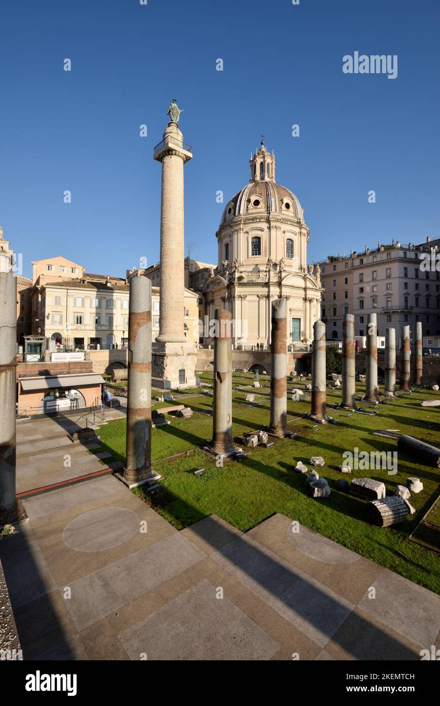 Italie, Rome, Forum de Trajan, Basilique Ulpia et colonne de Trajan Banque D'Images