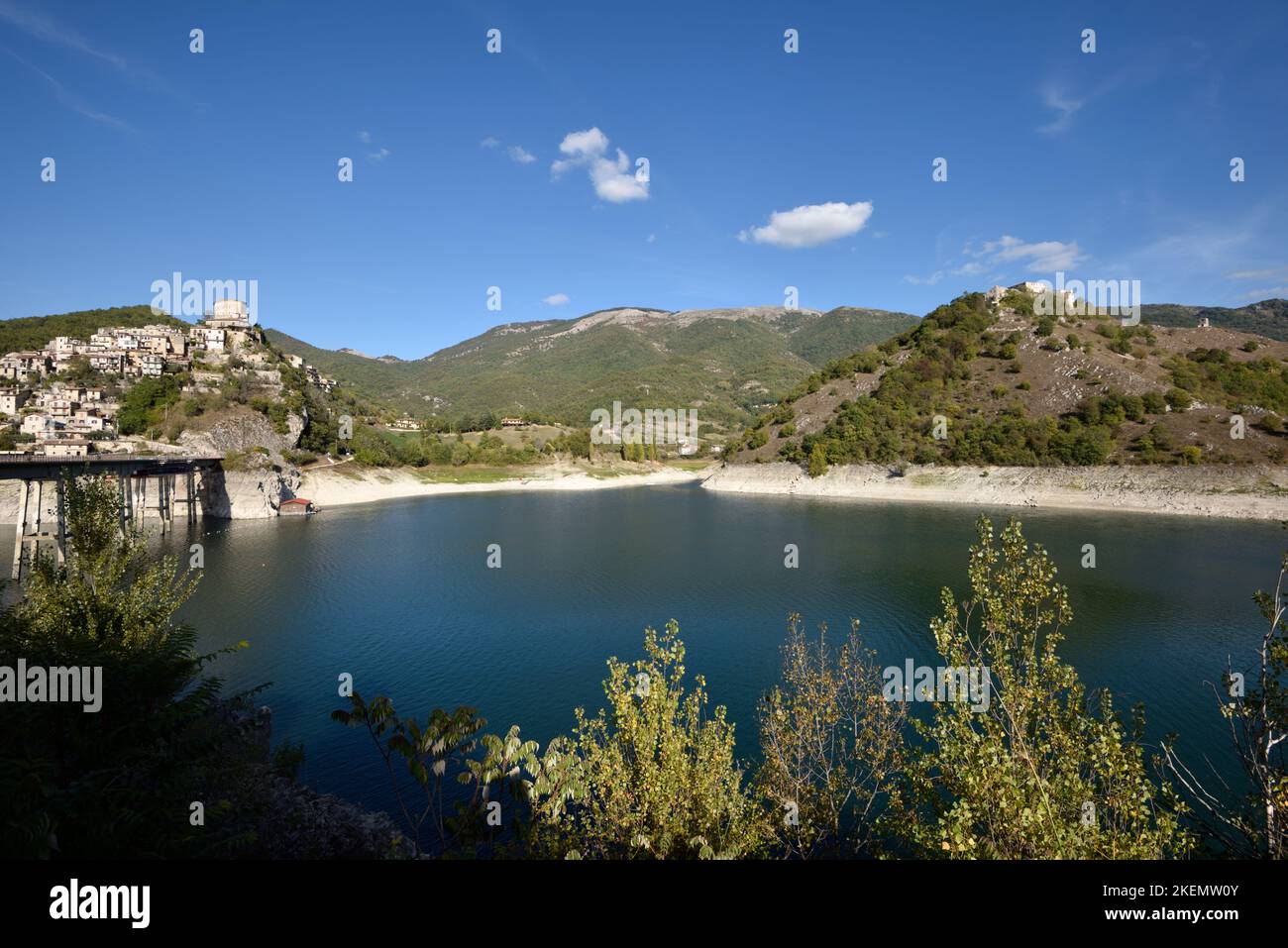 italie, latium, lac de turano, castel di tora Banque D'Images