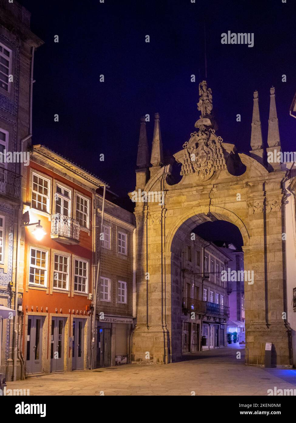 Arche de Braga Porta Nova la nuit Banque D'Images