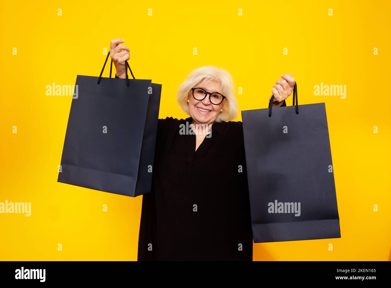 bonne femme âgée magasiner avec des sacs à la main Banque D'Images