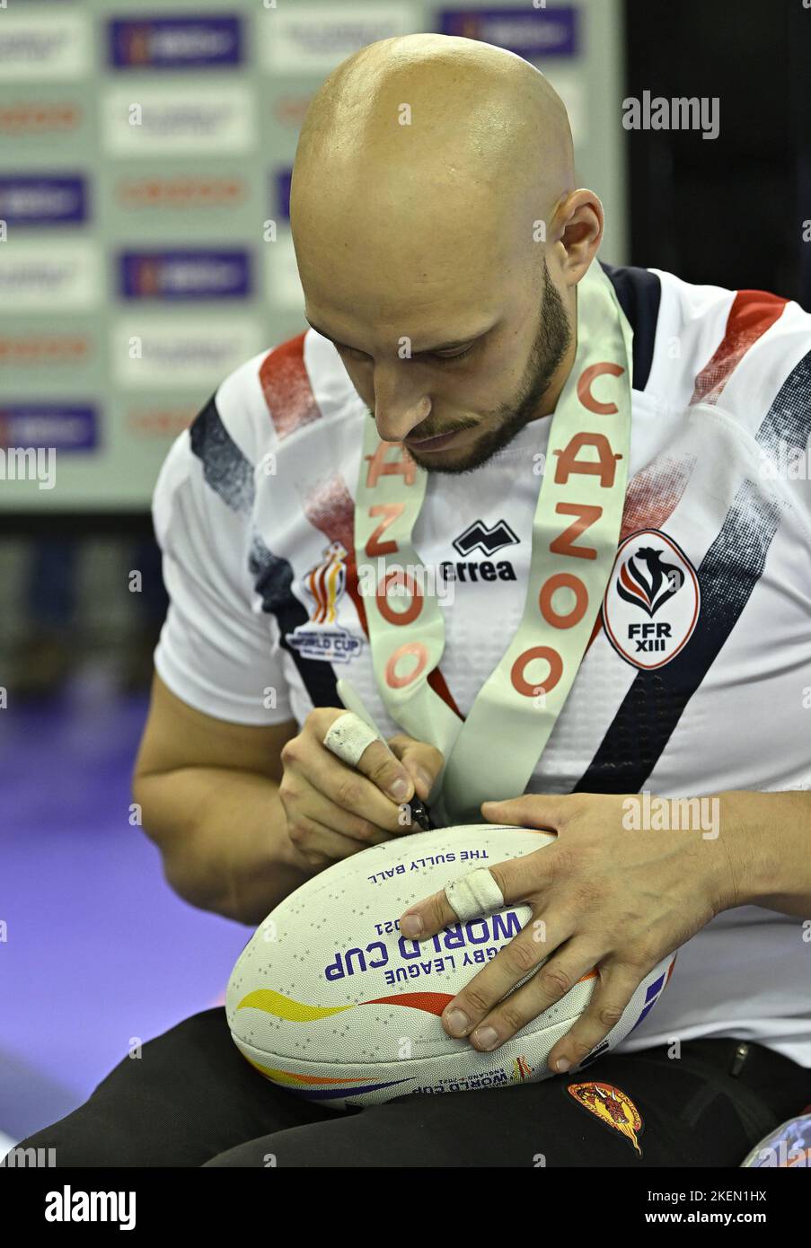 Sheffield, Royaume-Uni. 13th novembre 2022. Coupe du monde de rugby 2021. France V Australie. EIS. Sheffield. L'homme du match, Jeremy Bourson (France), signe une balle à la fin du match le match de demi-finale de la coupe du monde de rugby en fauteuil roulant de France V Australia. Credit: Sport en images/Alamy Live News Banque D'Images