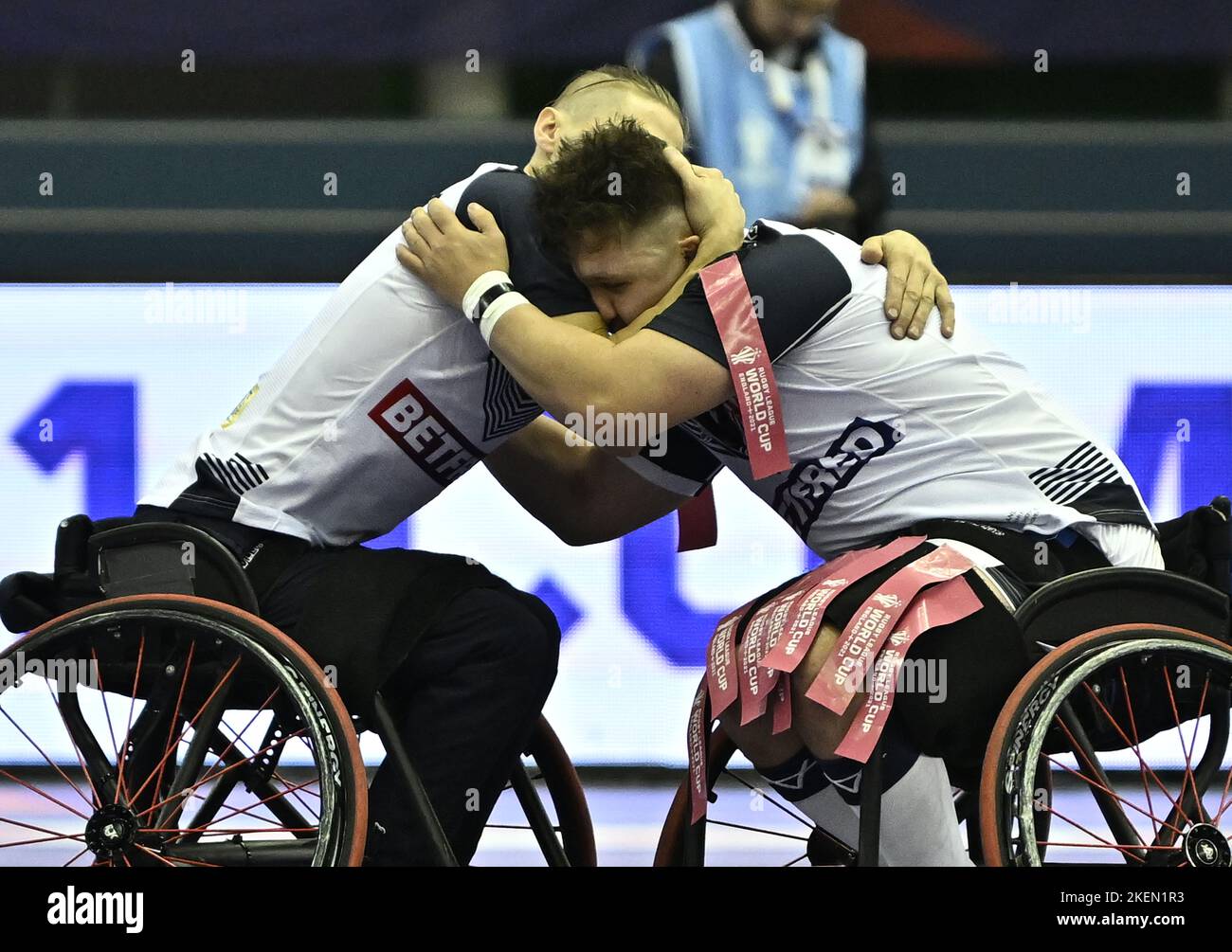 Sheffield, Royaume-Uni. 13th novembre 2022. Coupe du monde de rugby 2021. Angleterre V pays de Galles. EIS. Sheffield. Jack Brown (Angleterre, à gauche) et Tom Halliwell (Angleterre) se sont embrasser à la fin du match lors du match de demi-finale de la coupe du monde de rugby en fauteuil roulant de l'Angleterre V Wales. Credit: Sport en images/Alamy Live News Banque D'Images