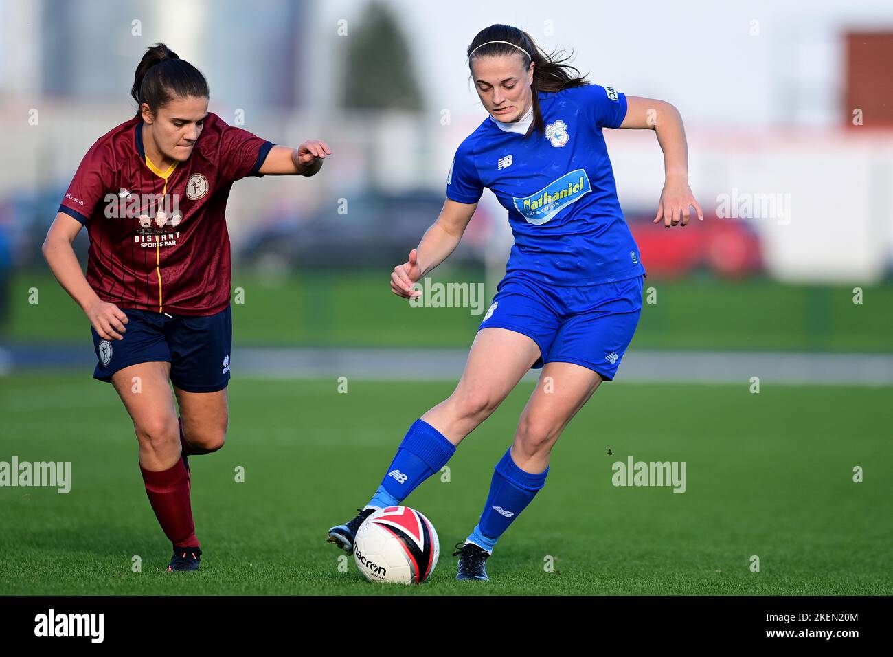 Ffion prix de Cardiff City les femmes sous pression d'Erin Murray de Cardiff met WFC - obligatoire par ligne: Ashley Crowden - 13/11/2022 - FOOTBALL - Cardiff International Sports Stadium - Cardiff, pays de Galles - Cardiff City Women FC vs Cardiff met WFC - Genero Adran Premier phase 1 22/23 Banque D'Images