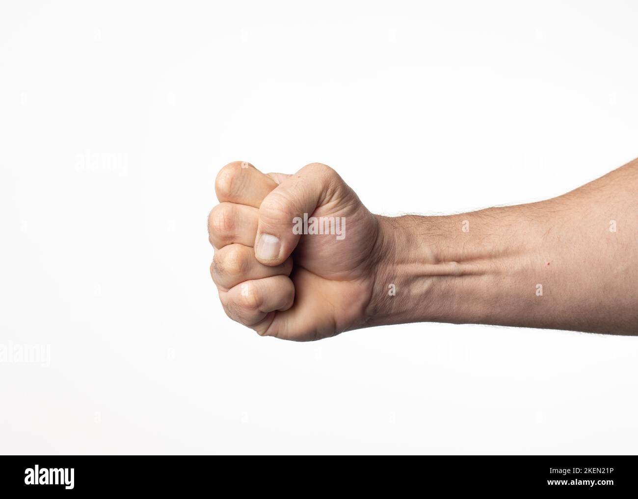 Main et bras d'un homme sur fond blanc nucléaire, montrant un geste d'approbation ou de positivité. Banque D'Images