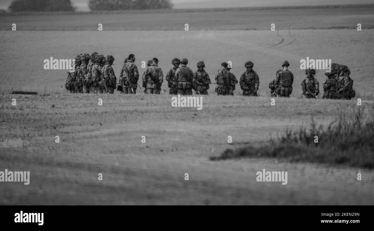 Un cercle de soldats de l'armée britannique à l'écoute de leur commandant avant de commencer un exercice militaire, Wiltshire UK Banque D'Images