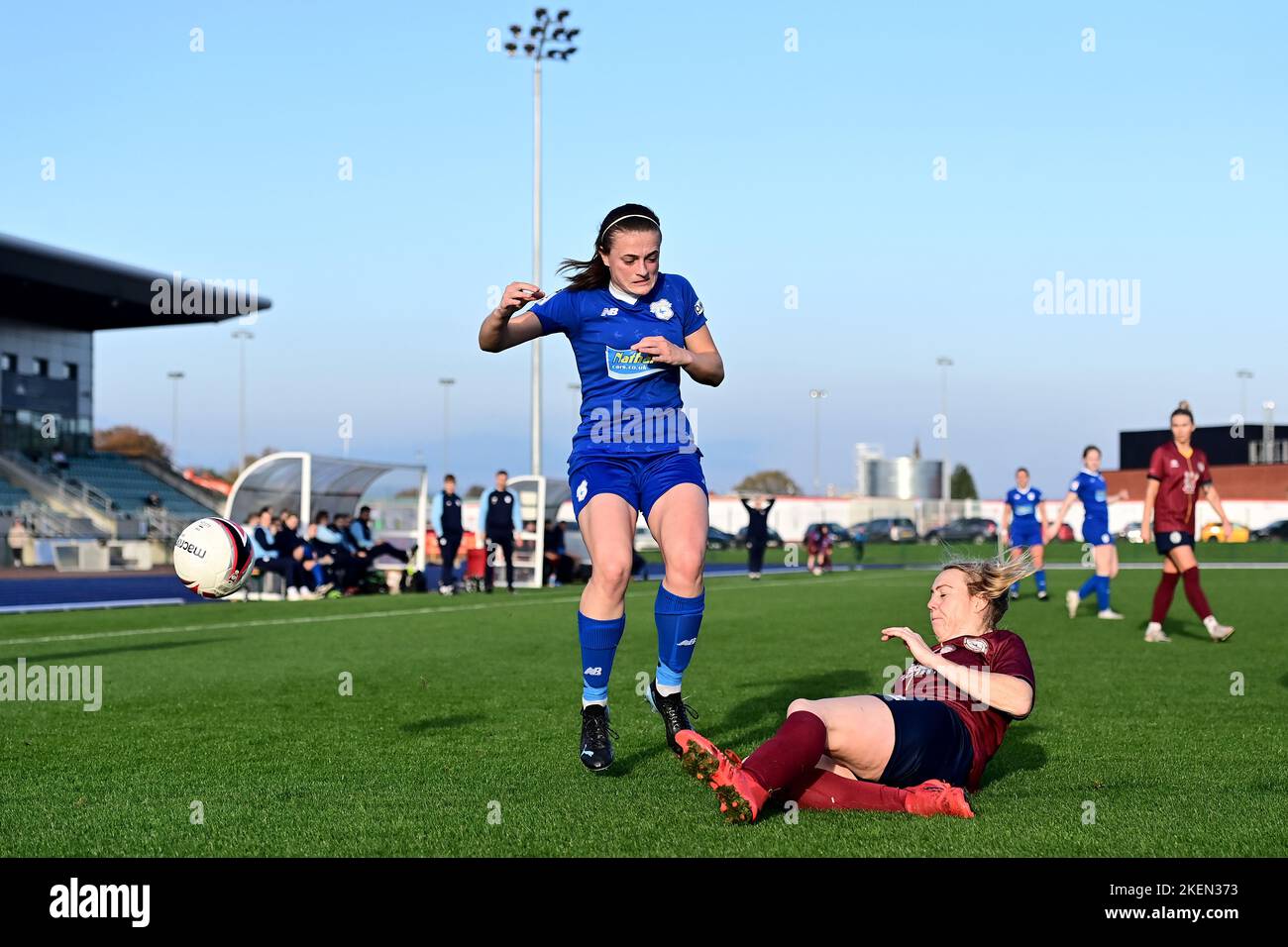 Cardiff, Royaume-Uni. 13th novembre 2022. Le prix Ffion des femmes de Cardiff City est abordé par Tija Richardson de Cardiff met WFC - obligatoire crédit en ligne: Ashley Crowden/Alay Live News Banque D'Images