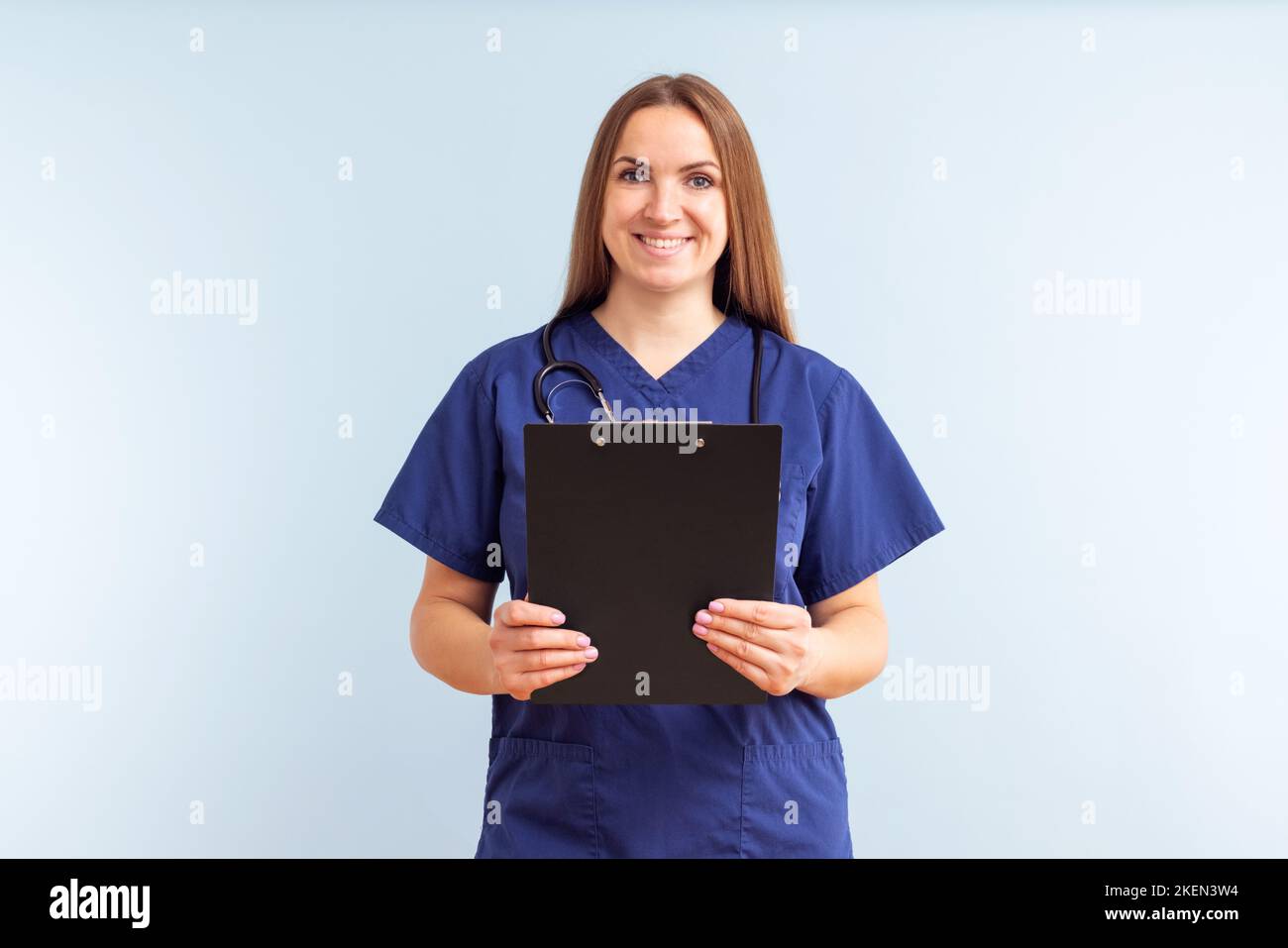 Infirmière ou médecin de sexe féminin avec presse-papiers sur fond bleu Banque D'Images