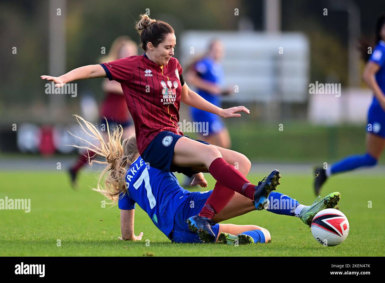 Cardiff, Royaume-Uni. 13th novembre 2022. Stephanie Turner de Cardiff met WFC est abordé par Rhianne Oakley de Cardiff City Women's - obligatoire crédit en ligne: Ashley Crowden/Alamy Live News Banque D'Images