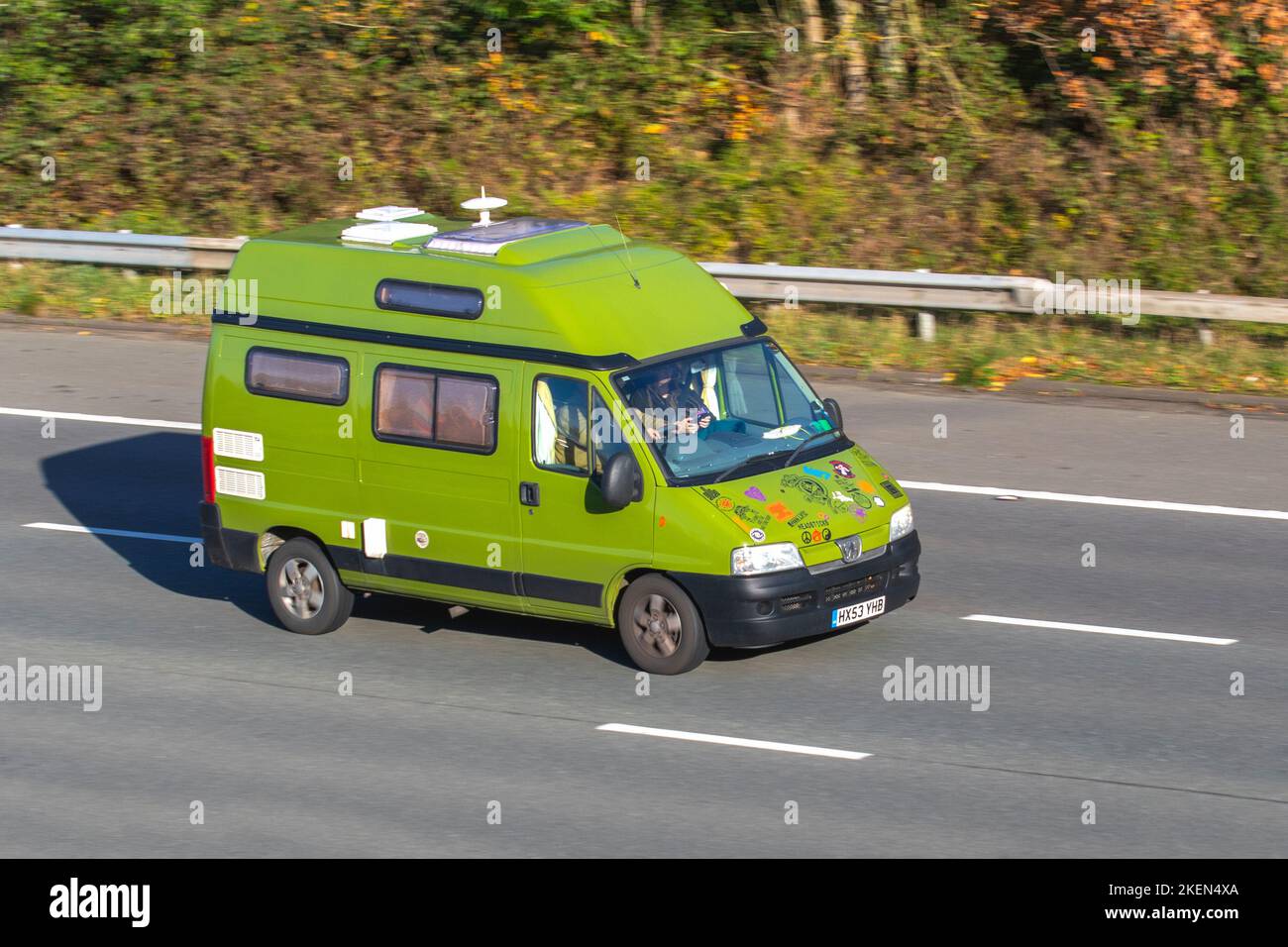 2004 Green Peugeot Boxer camping-car ; voyage sur l'autoroute M6 Royaume-Uni Banque D'Images