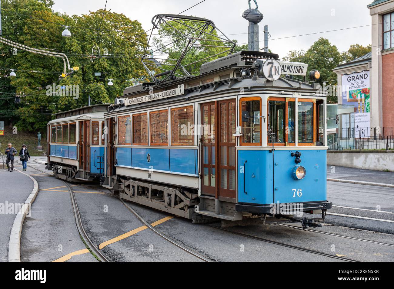 Tramway Heritage sur la ligne 7N ou Djurgårdslinjen dans le quartier de Djugården à Helsinki, en Finlande Banque D'Images