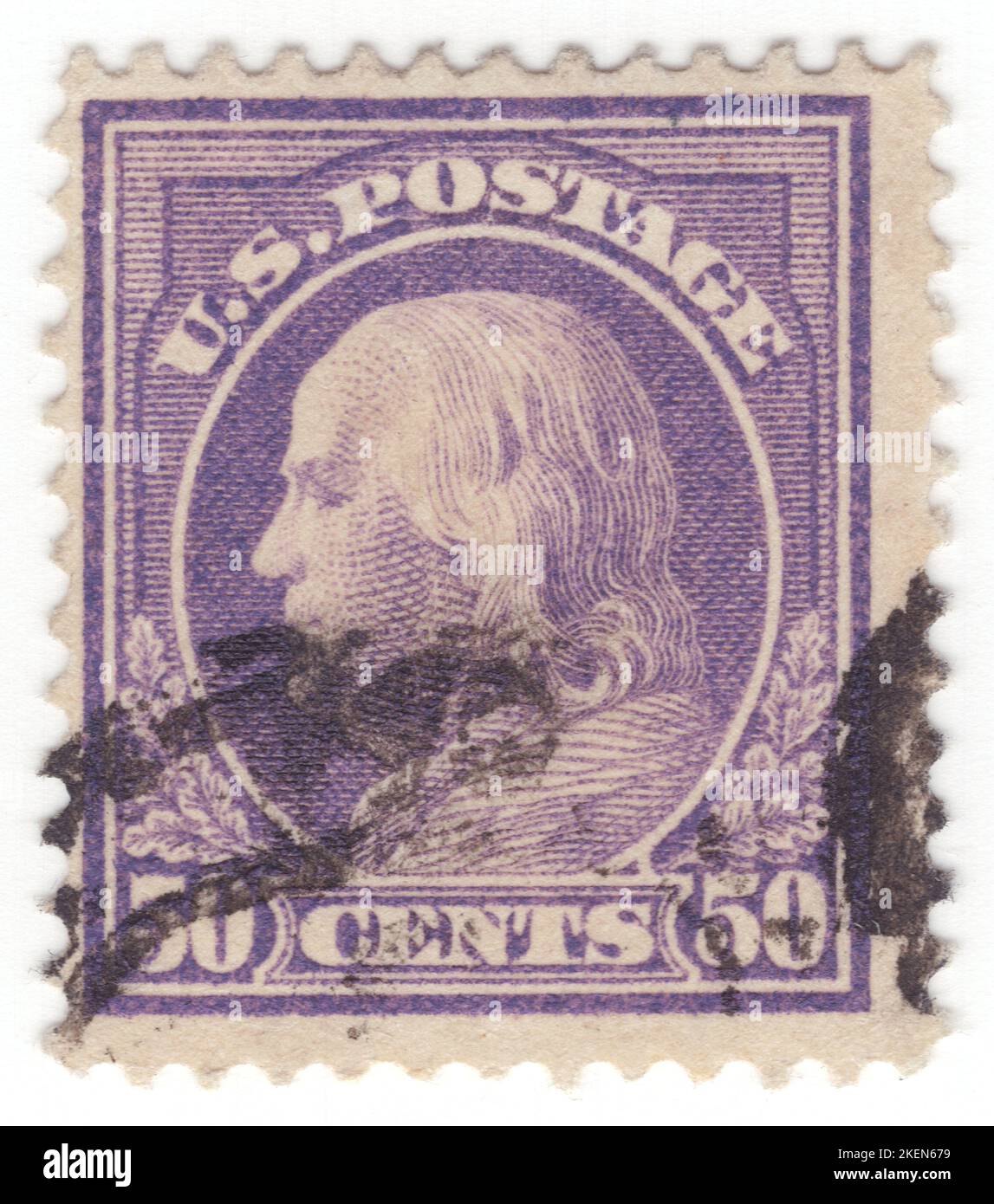 USA - 1914: Un timbre-poste violet de 50 cents représentant le portrait de Benjamin Franklin. Un homme d'État américain qui était actif en tant qu'écrivain, scientifique, inventeur, diplomate, imprimeur, éditeur et philosophe politique. Parmi les principaux intellectuels de son époque, Franklin était l'un des Pères fondateurs des États-Unis, rédacteur et signataire de la Déclaration d'indépendance des États-Unis, et le premier ministre des postes des États-Unis Banque D'Images