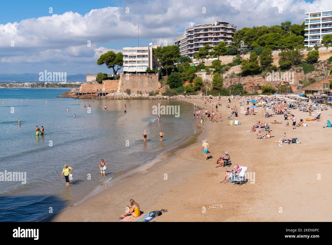 Salou plage de sable de Platja dels Capellans avec les gens Costa Dorada Catalogne Espagne Banque D'Images