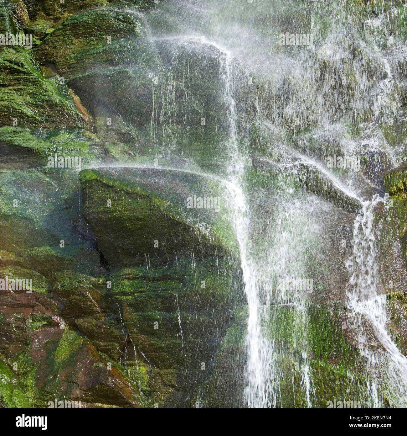 Gros plan sur la rivière Saith cascade qui se déversant sur les rochers de la plage de Tresaith dans la baie de Cardigan, au pays de Galles Banque D'Images