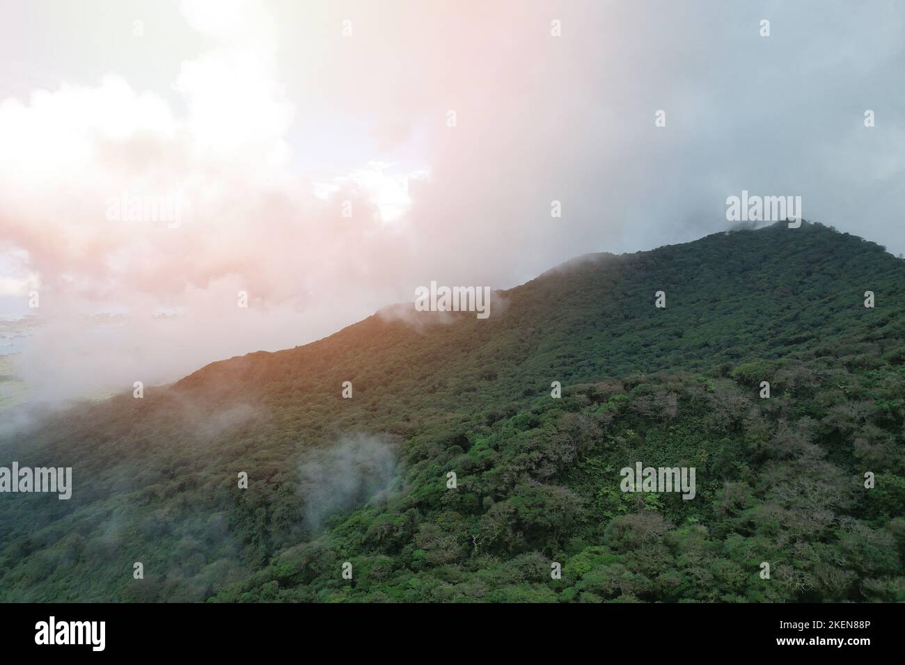 Le volcan Mombacho cueillir sur les nuages brouillard vue aérienne de drone Banque D'Images