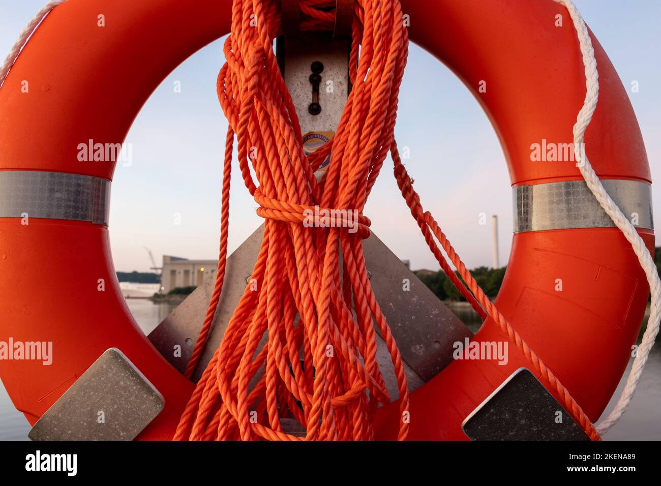 Un gros plan d'une bouée Lifebuoy avec corde à l'embarcadère de la mer Baltique Banque D'Images