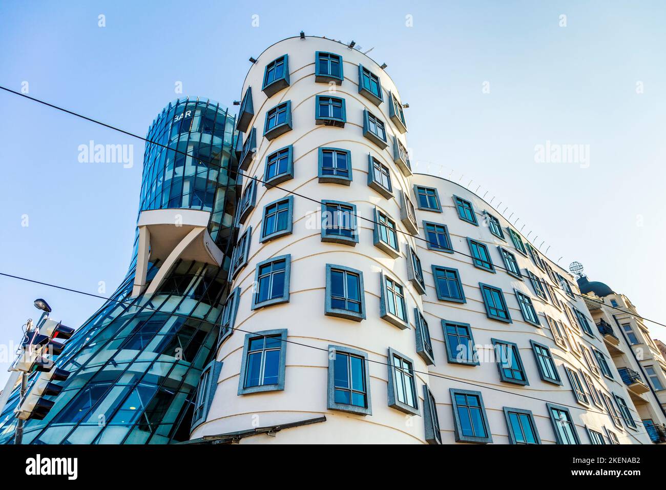 Extérieur du style déconstructiviste Dancing House qui ressemble à deux danseurs de Vlado Milunic et Frank Gehry, Prague, République Tchèque Banque D'Images