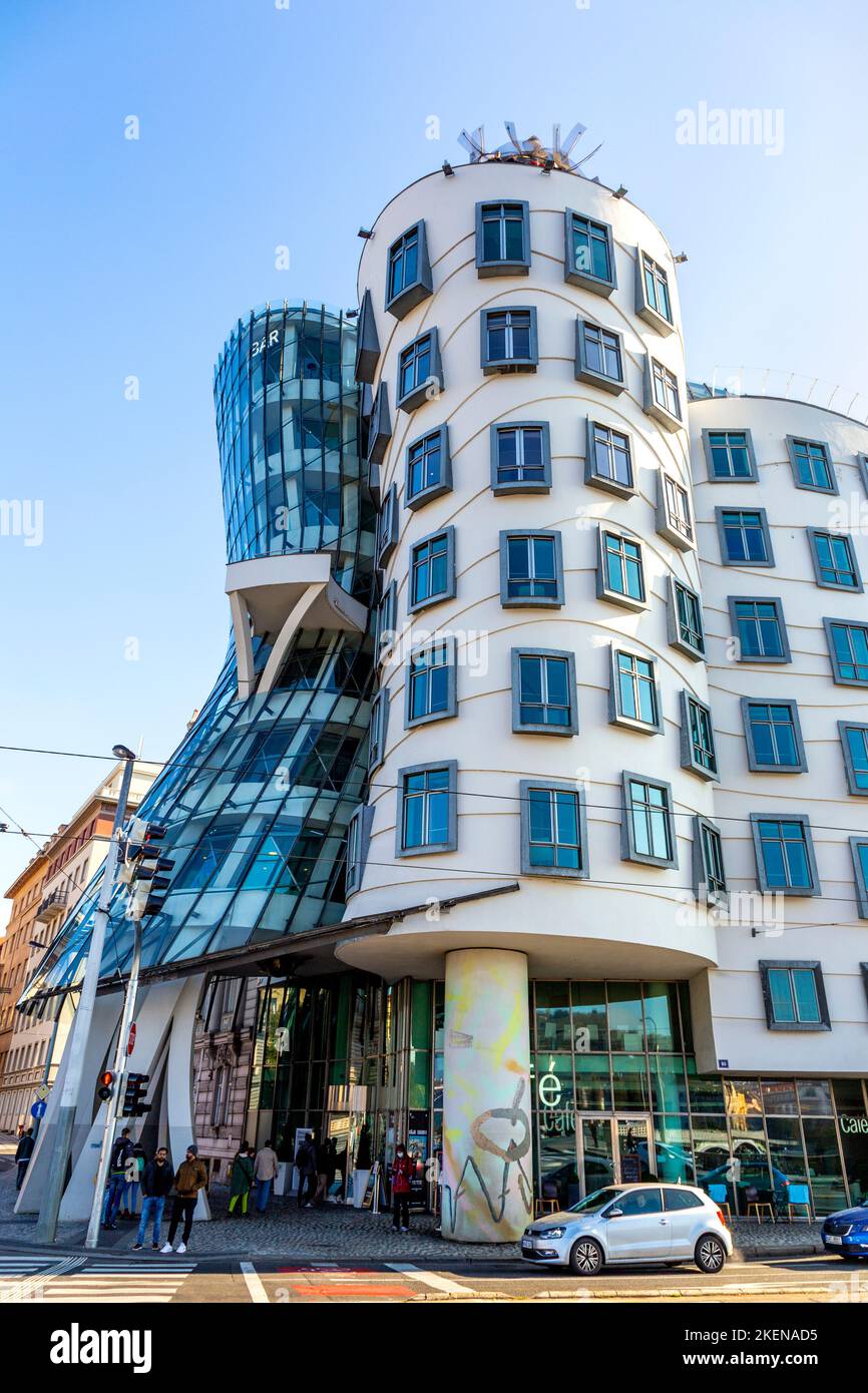 Extérieur du style déconstructiviste Dancing House qui ressemble à deux danseurs de Vlado Milunic et Frank Gehry, Prague, République Tchèque Banque D'Images