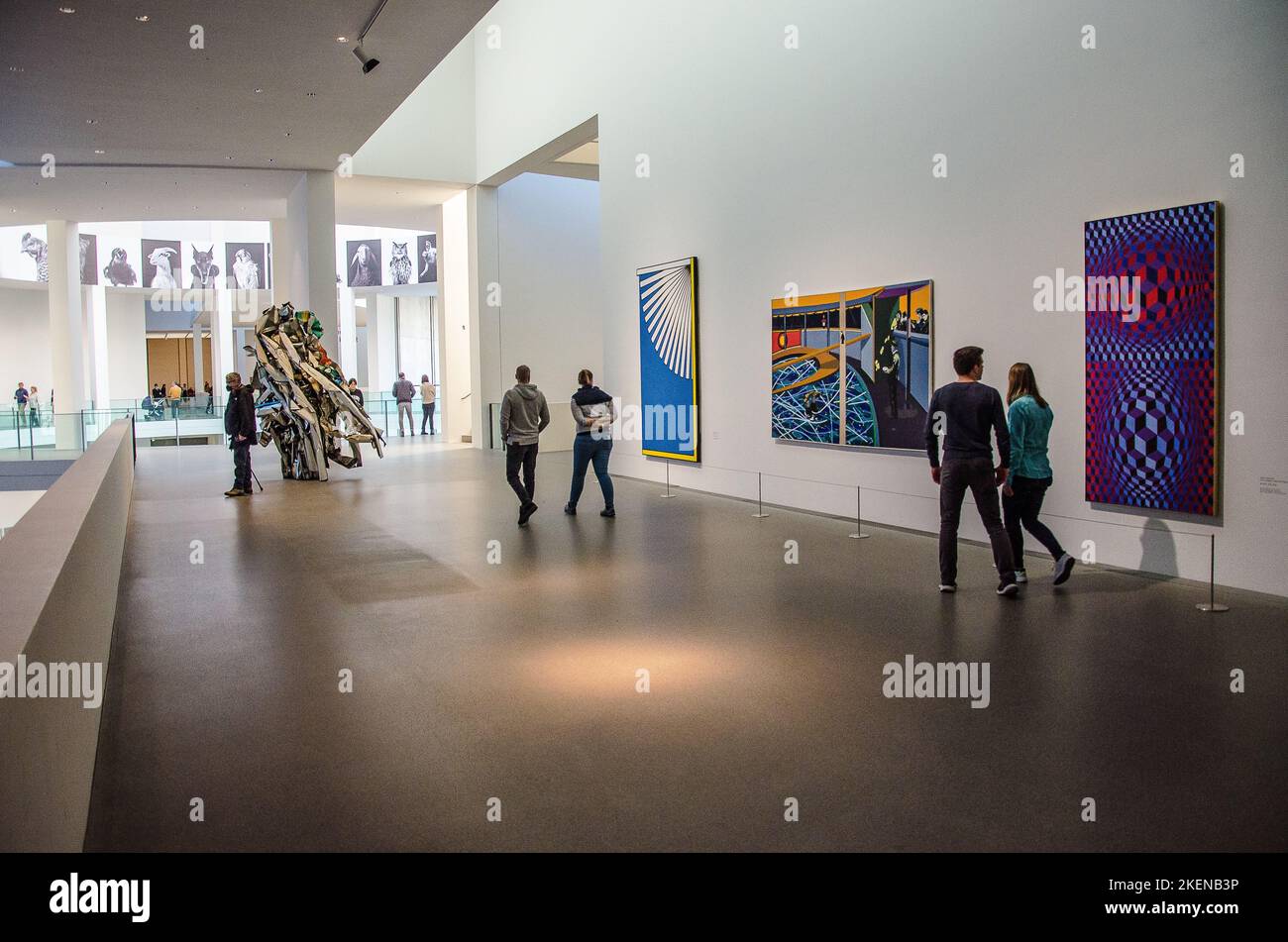 Marquant le 20th anniversaire de la Pinakothek der moderne, les conservateurs de la Sammlung moderne Kunst se sont joints aux chefs pour suspendre la collection, Banque D'Images