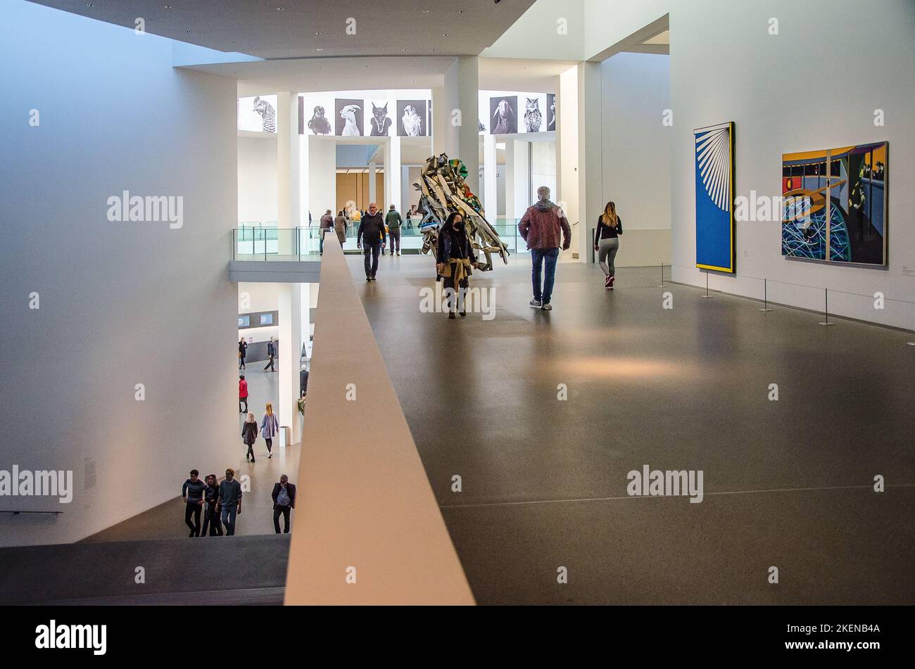 Marquant le 20th anniversaire de la Pinakothek der moderne, les conservateurs de la Sammlung moderne Kunst se sont joints aux chefs pour suspendre la collection, Banque D'Images