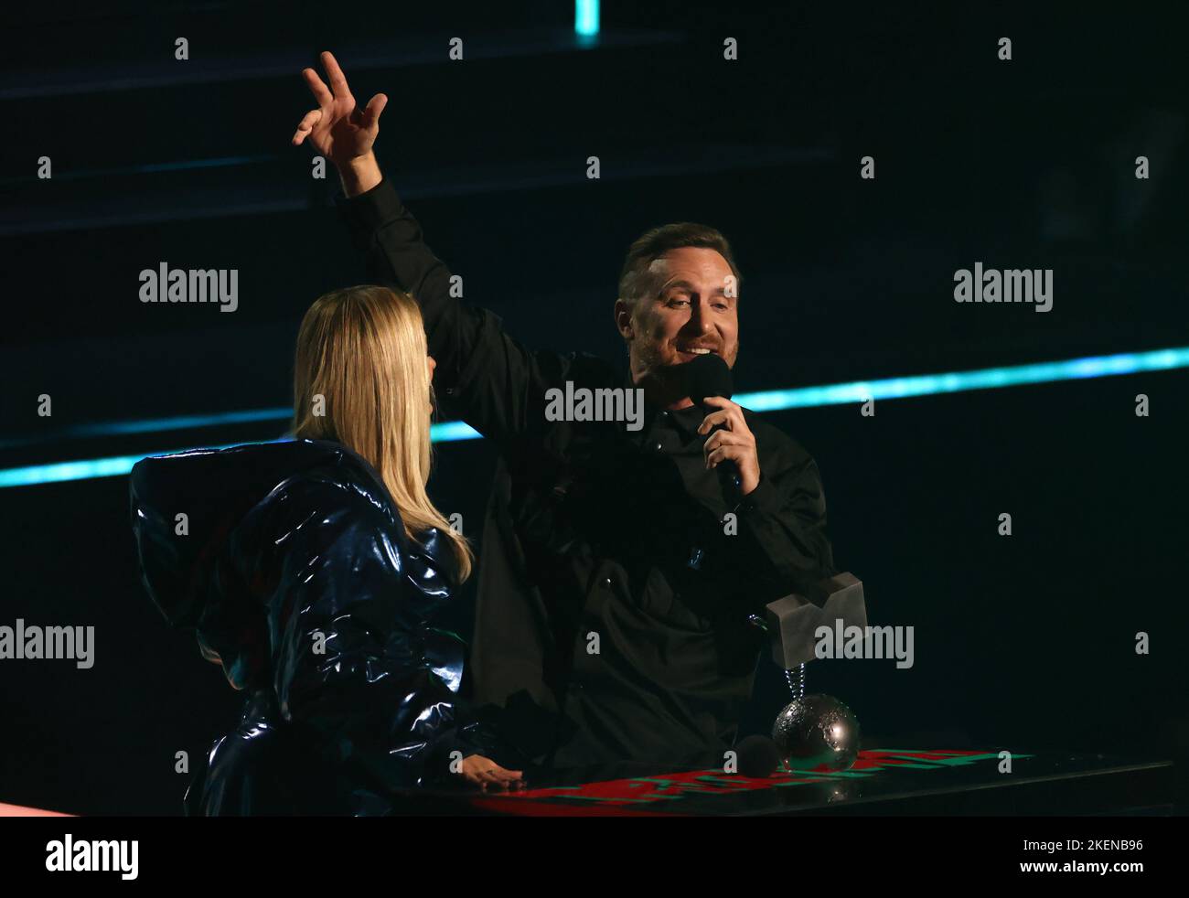Düsseldorf, Allemagne. 13th novembre 2022. David Guetta et Bebe Rexha sont heureux du prix dans la catégorie « meilleure collaboration » aux MTV Europe Music Awards au PSD Bank Dome. Credit: Rolf Vennenbernd/dpa/Alay Live News Banque D'Images