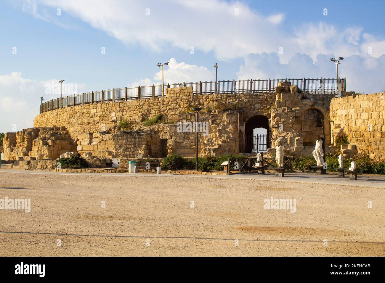 Novembre 2022, l'ancien amphithéâtre romain qui fait partie de Caeserea Maritima sur la côte méditerranéenne d'Israël. Ce magnifique monument Banque D'Images