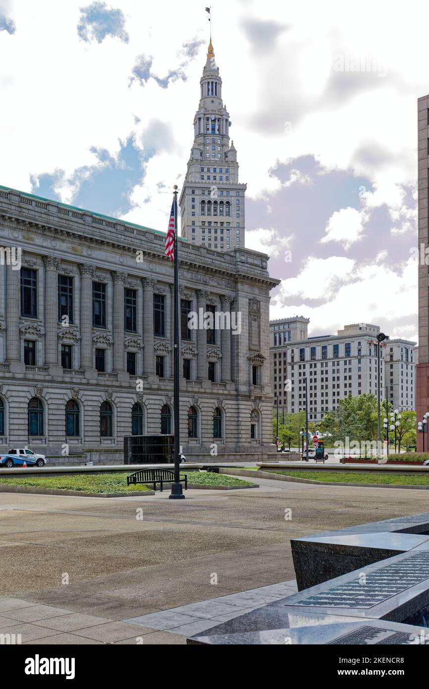 Depuis le centre commercial Cleveland, le Tower City Centre se dresse derrière le palais de justice américain Howard M. Metzenbaum. Le palais de justice en granit gris est répertorié dans le National Banque D'Images