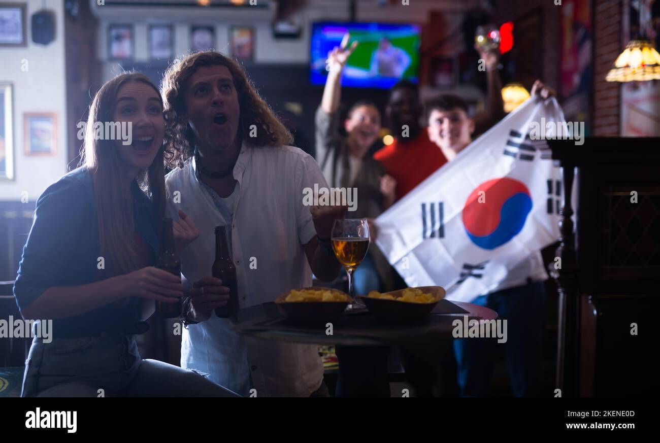 Les fans de l'équipe de football de Corée du Sud passent du temps au bar Banque D'Images