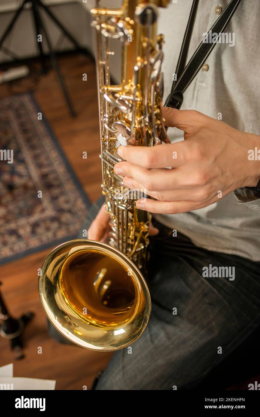 Mains d'un musicien jouant le saxophone dans une salle de répétition Banque D'Images