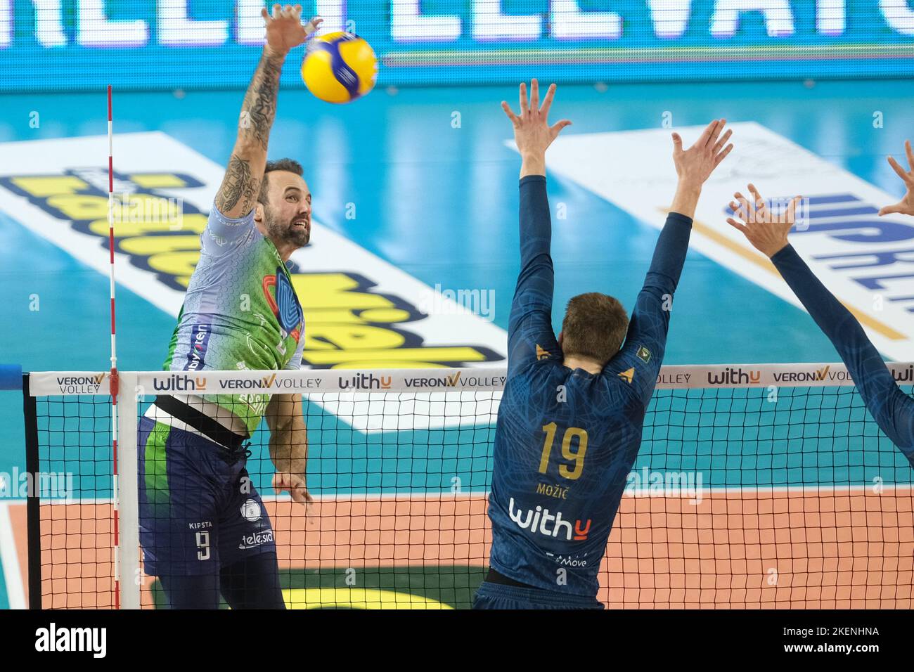 Vérone, Italie. 13th novembre 2022. Spike of George Grozer - Vero Volley Monza pendant WithU Verona vs Vero Volley Monza, Volleyball Italien Serie A Men SuperLeague Championship Championship à Vérone, Italie, 13 novembre 2022 Credit: Independent photo Agency/Alay Live News Banque D'Images