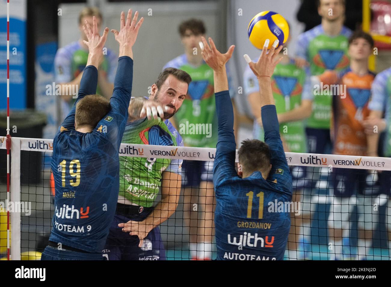 Vérone, Italie. 13th novembre 2022. Attaque par George Grozer - Vero Volley Monza pendant WithU Verona vs Vero Volley Monza, Volleyball Italien Serie A Men SuperLeague Championship à Vérone, Italie, 13 novembre 2022 Credit: Independent photo Agency/Alay Live News Banque D'Images