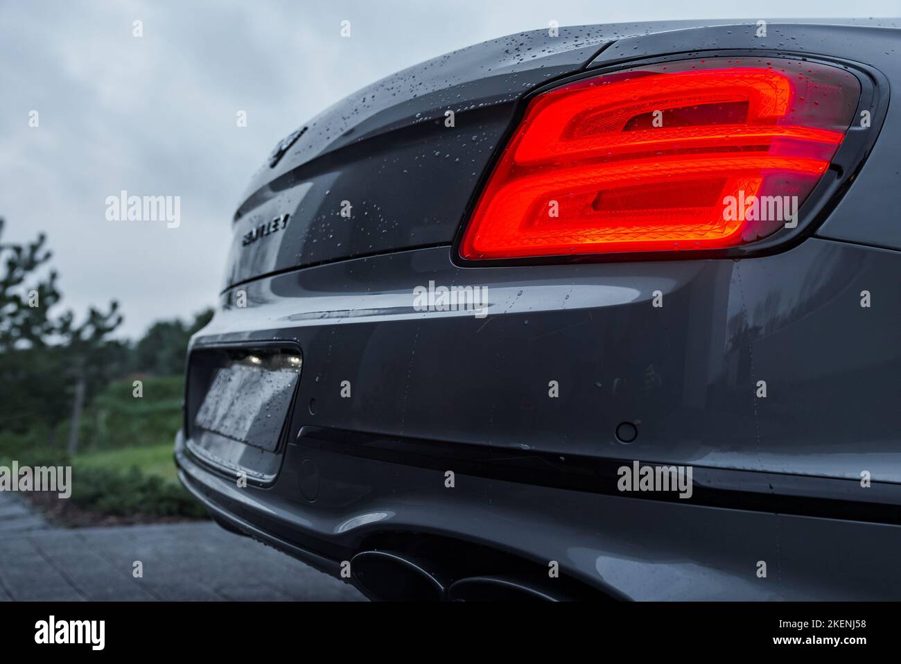 Troisième génération Flying Spur Bentley vue rapprochée de la villa privée. Banque D'Images