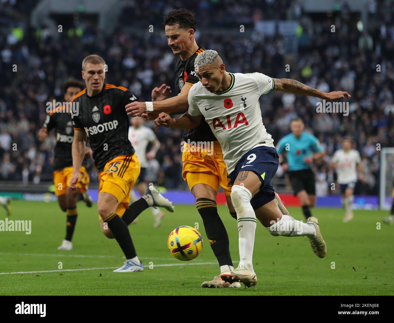 Londres, Angleterre, 12th novembre 2022. Richarlison de Tottenham Hotspur est contestée par Robin Koch de Leeds United lors du match de la Premier League au Tottenham Hotspur Stadium, Londres. Le crédit photo devrait se lire: Paul Terry / Sportimage Banque D'Images