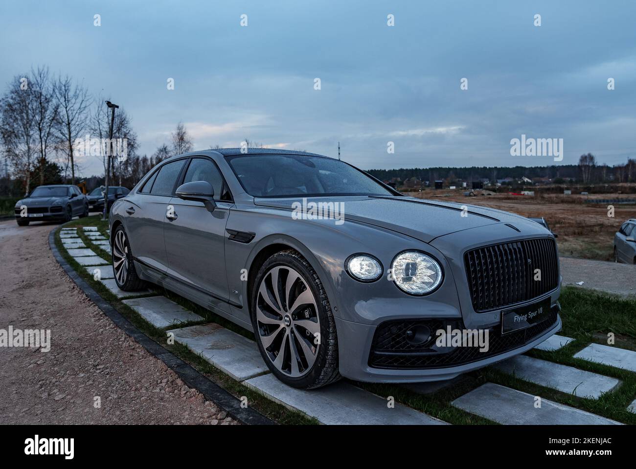 Troisième génération Flying Spur Bentley vue rapprochée de la villa privée. Banque D'Images