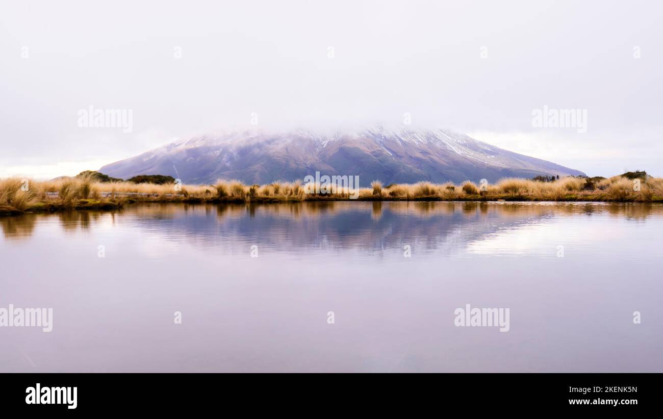 Mt. Réflexion Taranaki à Pouakai Pool, Nouvelle-Zélande Banque D'Images