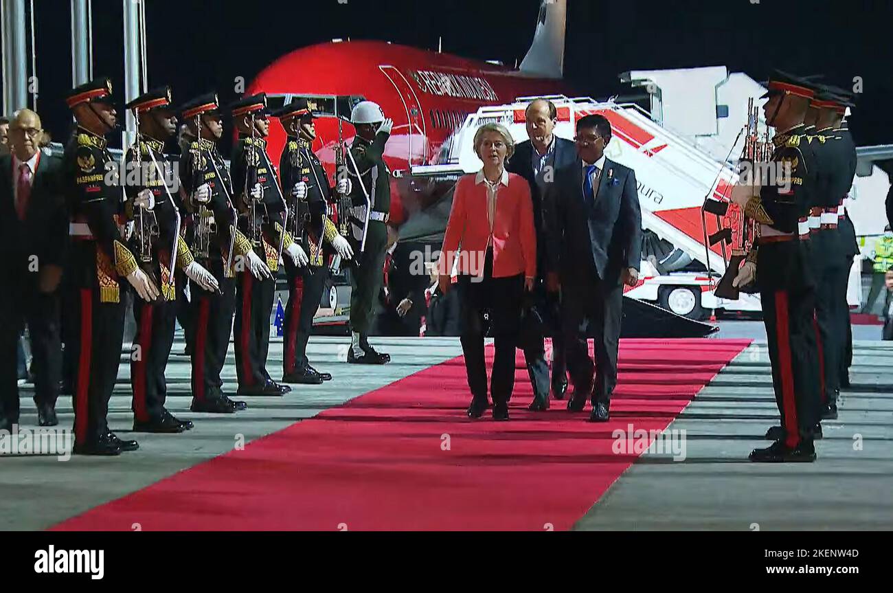 Bali, Indonésie. 13th novembre 2022. Le président de la Commission européenne, Ursula von der Leyen (C-L), arrive dimanche G20 à 13 novembre 2022, à l'aéroport international de Ngurah Rai à Tuban, dans la région de Badung, sur l'île balnéaire indonésienne de Bali. Photo du Président indonésien Service de presse/UPI crédit: UPI/Alay Live News Banque D'Images