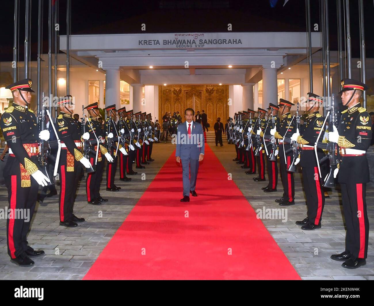 Bali, Indonésie. 13th novembre 2022. Le président indonésien Joko Widodo arrive dimanche à 13 novembre 2022 pour assister au sommet de G20 à l'aéroport international de Ngurah Rai à Tuban, sur l'île balnéaire indonésienne de Bali. Photo du Président indonésien Service de presse/UPI crédit: UPI/Alay Live News Banque D'Images