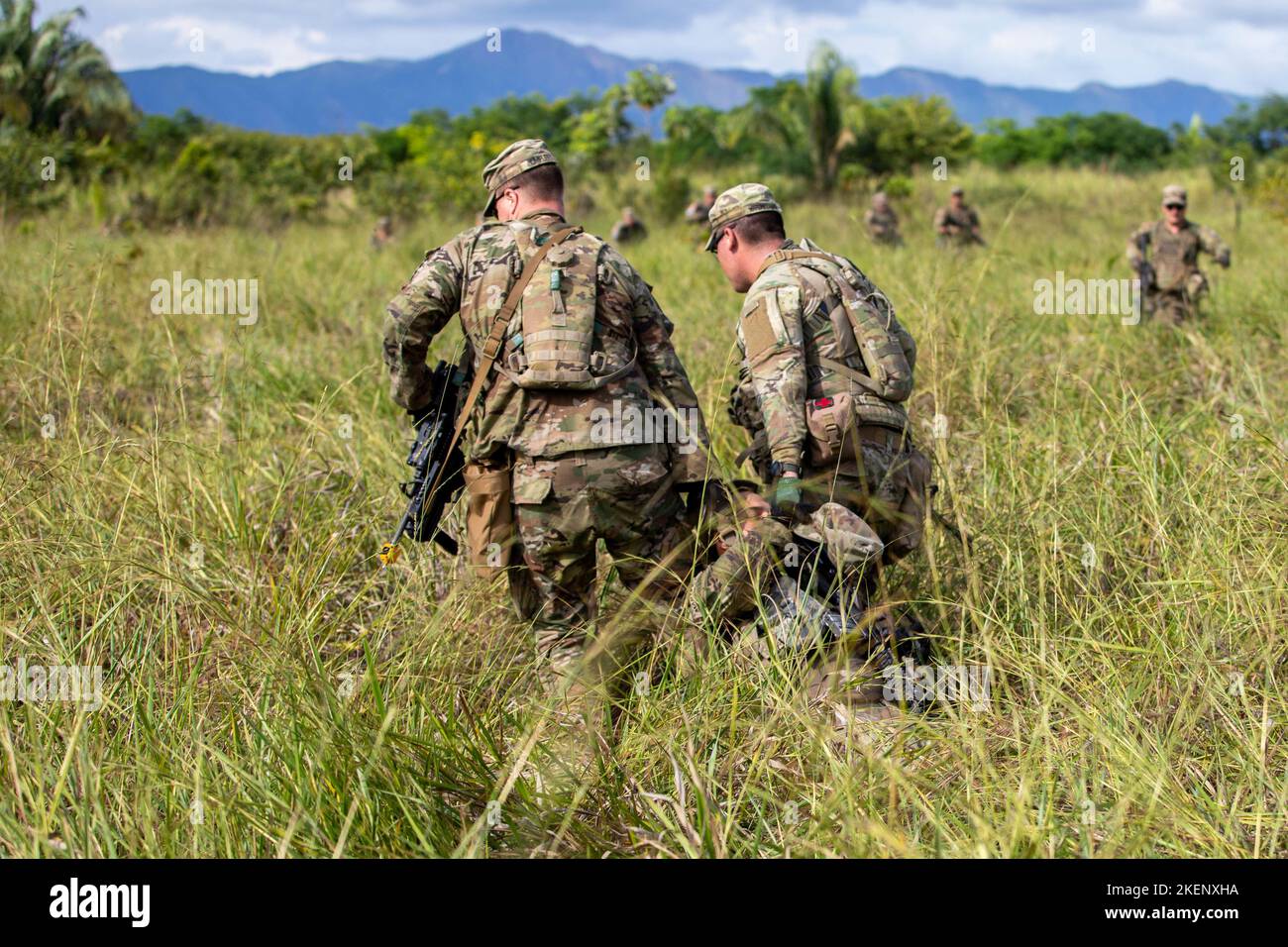 Les soldats affectés à la Compagnie Bravo, 2nd Bataillon, 130th Infantry Regiment, 33rd Infantry Brigade combat Team, Illinois Army National Guard effectuent un mouvement pour communiquer avec la voie d'exercice d'entraînement situationnel pendant l'exercice Southern Vanguard 23 le 10 novembre 2022 à la base militaire de Tolemaida, en Colombie. L'exercice Southern Vanguard est le premier exercice d'entraînement de l'armée américaine du Sud qui se déroule aux niveaux opérationnel et tactique, dans le but d'accroître l'interopérabilité entre les forces des États-Unis et de l'hémisphère occidental. La répétition de cette année, l'exercice Southern Vanguard 23, implique des soldats des États-Unis Banque D'Images