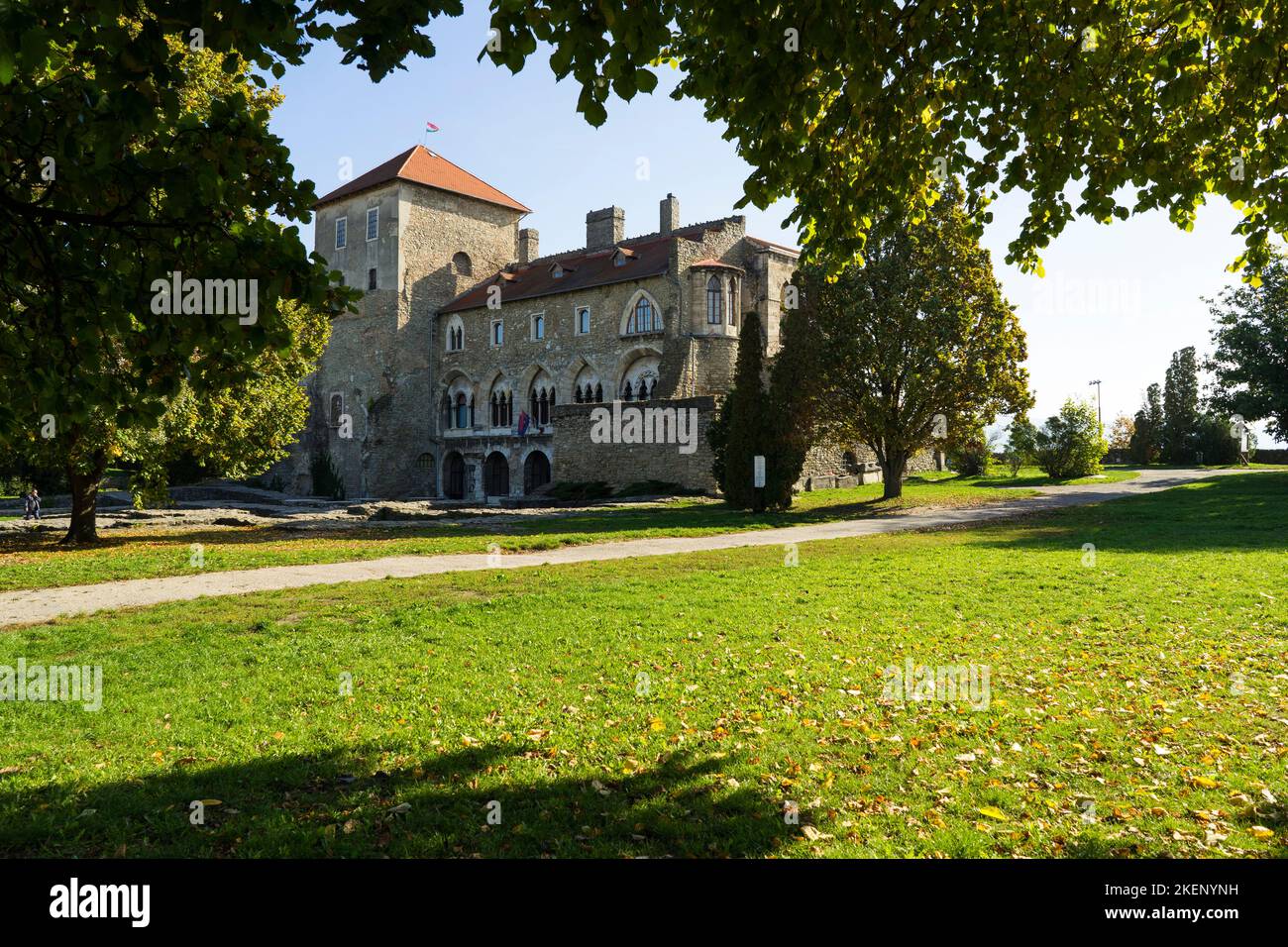 Tata Hongrie - 10,09:2022, le château de Tata. Bel ancien bâtiment dans la ville. Banque D'Images