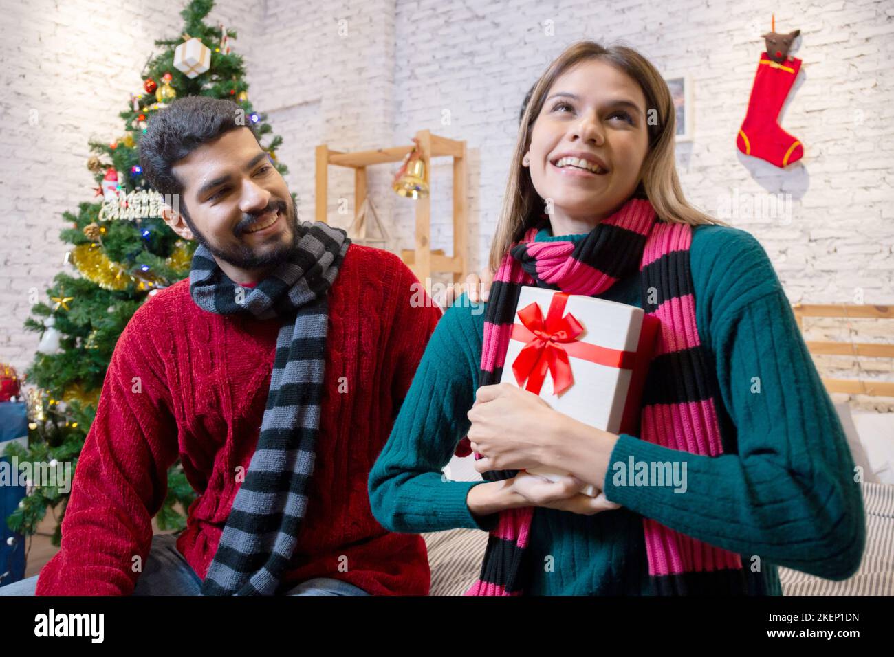 Jeune homme donnant des cadeaux pour une petite amie surprise en fête Noël  ensemble à la maison, petit ami donnant cadeau femme avec excitée,  événement et festi Photo Stock - Alamy