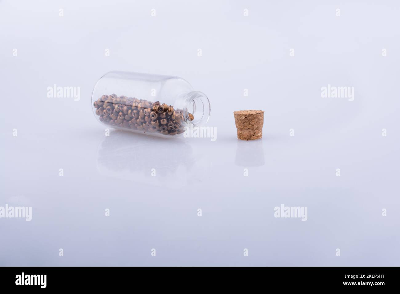 Peu de parfum le flacon en verre sur un fond blanc Banque D'Images