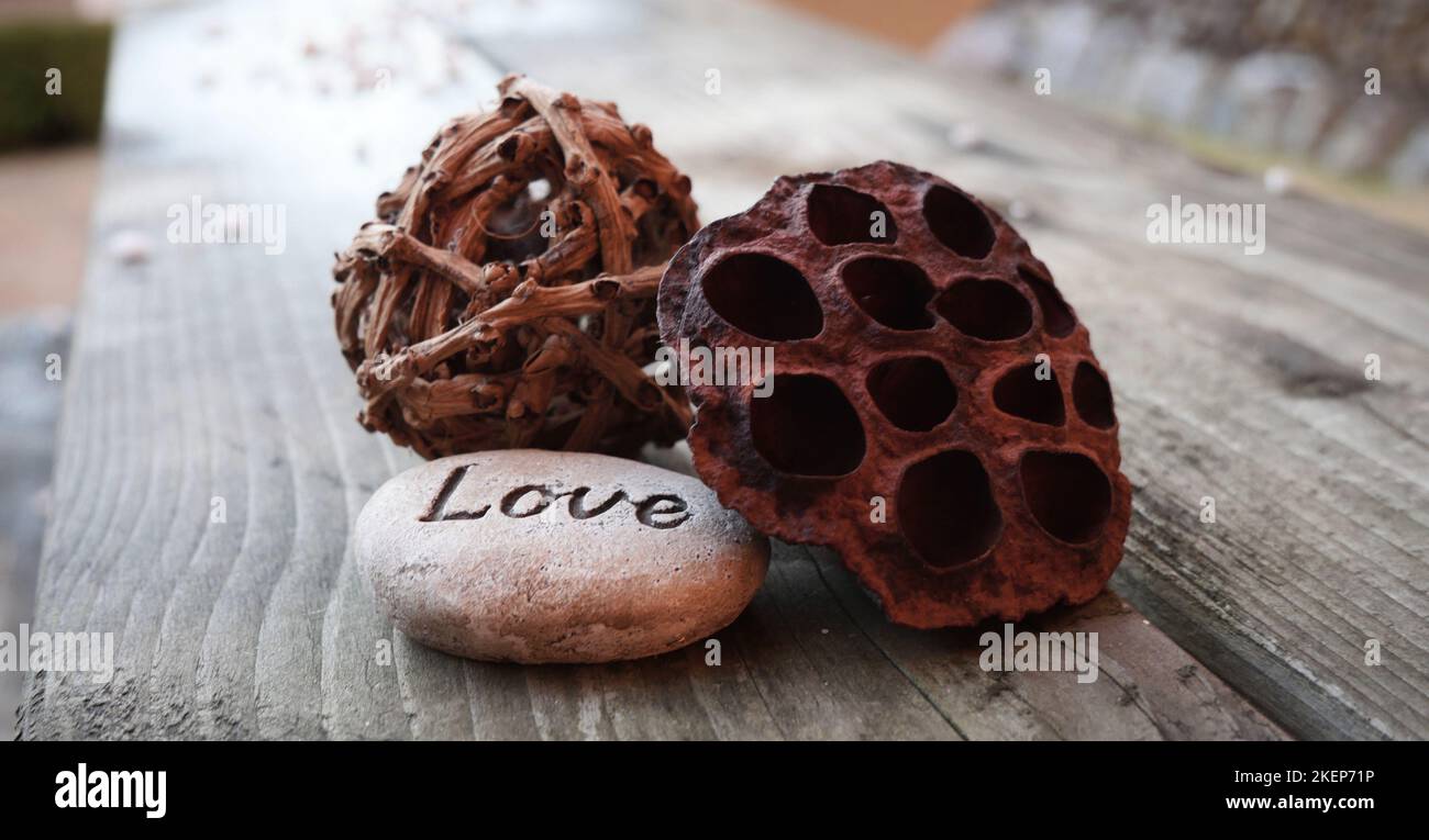 Inspiration d'amour écrite sur un galet décoratif Banque D'Images